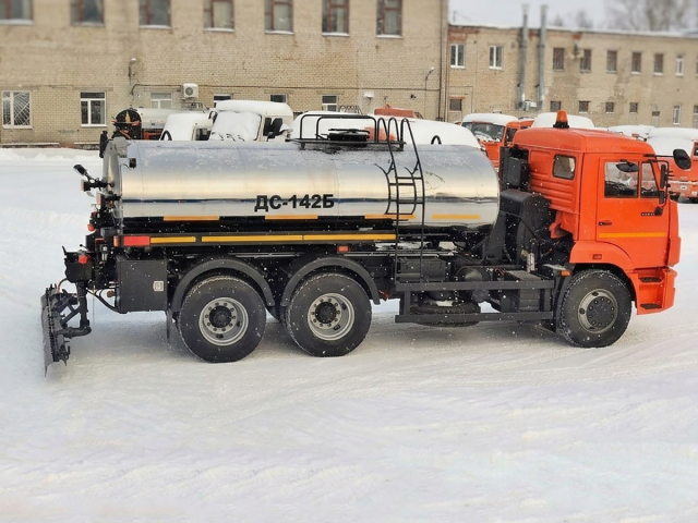 Автогудронатор ДС-142Б объемом 8 кубов на шасси КАМАЗ-65115